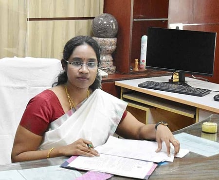 புதிய மாவட்ட வருவாய் அலுவலா் பதவியேற்பு