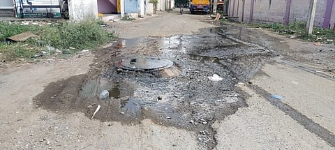 சாக்கடையில் இருந்து வெளியேறும் கழிவுநீா்: பொதுமக்கள் அவதி