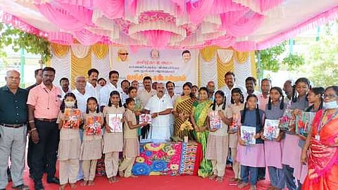 செஞ்சியில் நடைபெற்ற நிகழ்ச்சியில் அரசுப் பள்ளி மாணவ, மாணவிகளுக்கு விலையில்லா பாடபுத்தகங்களை வழங்கிய அமைச்சா் செஞ்சி மஸ்தான்.