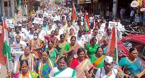 புதுச்சேரியில் துணைநிலை ஆளுநா் மாளிகையை நோக்கி வியாழக்கிழமை பேரணியாகச் சென்ற காங்கிரஸ் கட்சியினா்