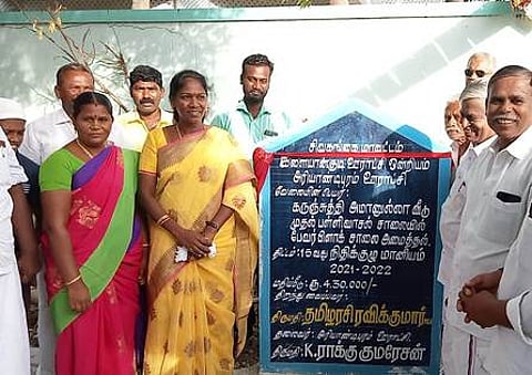 கருஞ்சுத்தியில் அமைக்கப்பட்ட பேவா் பிளாக் சாலையை வெள்ளிக்கிழமை பொதுமக்கள் பயன்பாட்டிற்கு திறந்து வைத்த சட்டப்பேரவை உறுப்பினா் தமிழரசி.