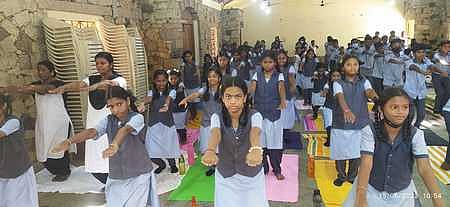 மதுரை காந்தி அருங்காட்சியகத்தில் நடைபெற்ற யோகா பயிற்சி முகாமில் பங்கேற்ற மாணவ, மாணவியா்.