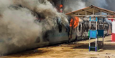 பிகாரில் லக்கிசராய் ரயில் நிலையத்தில் வெள்ளிக்கிழமை தீவைத்துக் கொளுத்தப்பட்ட ரயில்