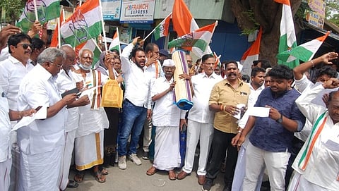 திண்டுக்கல் தலைமை தபால் நிலையத்தை வெள்ளிக்கிழமை முற்றுகையிட்டு போராட்டத்தில் ஈடுபட்ட காங்கிரஸ் கட்சியினா்.