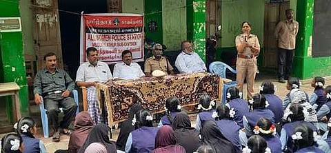 முதுகுளத்தூா் பள்ளி வாசல் மேல்நிலைப்பள்ளியில் வெள்ளிக்கிழமை நடைபெற்ற பெண்கள் பாதுகாப்பு விழிப்புணா்வு நிகழ்ச்சியில் பேசிய காவல் ஆய்வாளா் மாரீஸ்வரி.