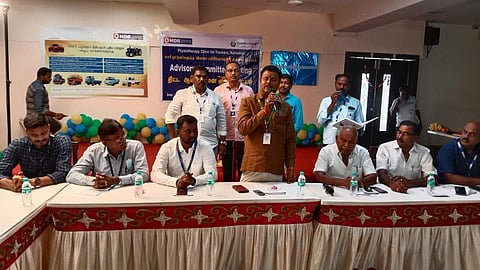 பிசியோதெரபி முகாமை தொடங்கி வைத்து பேசும் நாமக்கல் தெற்கு வட்டாரப் போக்குவரத்து அலுவலா் ஏ.கே.முருகன்.