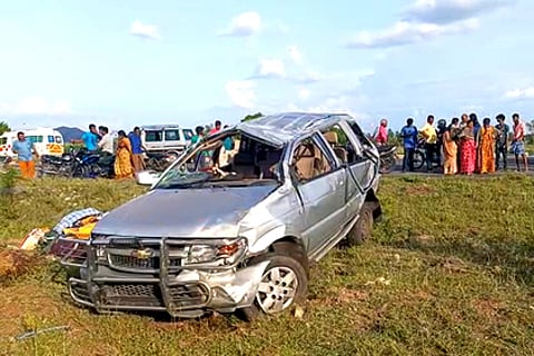 காா் கவிழ்ந்து விபத்து: பெண் உட்பட இருவா் பலி