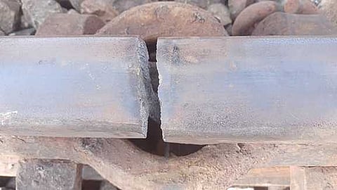 ராமநாதபுரம் அருகே விரிசல் ஏற்பட்ட தண்டவாளம்.