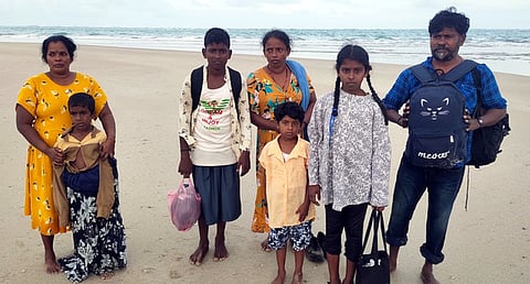 இலங்கையிலிருந்து அகதிகளாக தனுஷ்கோடி வந்த 7 பேரை வெள்ளிக்கிழமை மீட்டு வந்த போலீஸாா்