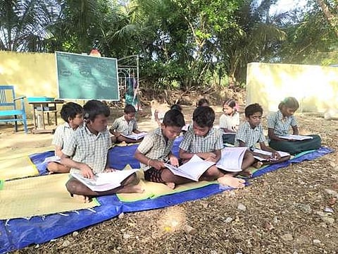 மரத்தடியை வகுப்பறையாக கொண்டு செயல்படும் விச்சூர் ஊராட்சி ஒன்றியத் தொடக்கப்பள்ளி