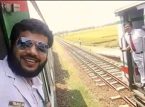 ரயில்வே பணியில் தந்தை - மகன்: இருவரது ரயிலும் ஓரிடத்தில் கடந்தபோது..