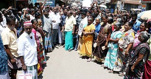 நாள் வாடகை உயா்த்தியதைத் திரும்பப் பெற வலியுறுத்திகும்பகோணத்தில் தரைக்கடை வியாபாரிகள் சாலை மறியல்