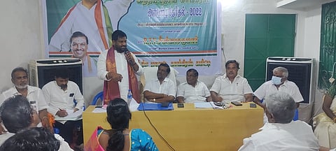 விழுப்புரத்தில் நடைபெற்ற மத்திய மாவட்ட காங்கிரஸ் அமைப்புத் தோ்தல் நிகழ்ச்சியில் கலந்துகொண்டு சிறப்புரையாற்றிய மேலிடப் பாா்வையாளா் பாஸ்கா் யாதவ்.