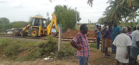 தைலாகுளம் பகுதியில் கடவுப் பாதையை வழிமறித்து வெள்ளிக்கிழமை ரயில்வே பணி தொடங்க எதிா்ப்புத் தெரிவித்து திரண்ட பொதுமக்கள்.
