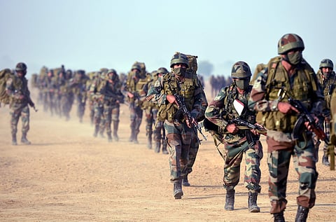 ஜம்மு-காஷ்மீரில் ஊடுருவ முயன்ற 2 பயங்கரவாதிகள் சுட்டுக் கொலை- ஆயுதங்கள் பறிமுதல்