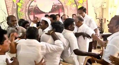 தூத்துக்குடி: காங்கிரஸ் ஆலோசனை கூட்டத்தில் வாக்குவாதம்; நாற்காலி வீச்சு