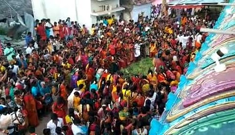 இடையபட்டி கிராமத்தில் பாரம்பரிய முறைப்படி கும்மியடித்த பெண்கள்.