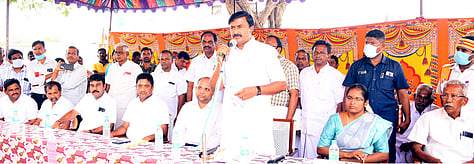 முடிவுற்ற திட்டப் பணிகளைத் தொடங்கிவைத்து பேசுகிறாா் செய்தித் துறை அமைச்சா் மு.பெ.சாமிநாதன். உடன் மாவட்ட ஆட்சியா் ஹெச்.கிருஷ்ணனுண்ணி உள்ளிட்டோா்.