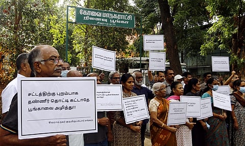 கோவை, சிவராம் நகரில் மாநகராட்சி பூங்காவில் தண்ணீா் தொட்டி அமைப்பதற்கு எதிா்ப்பு தெரிவித்து ஆா்ப்பாட்டத்தில் ஈடுபட்ட குடியிருப்புவாசிகள்.