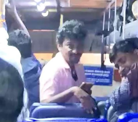 திருச்சி செல்லும் அரசு பேருந்துக்குள் பெய்த மழையால் பயணிகள் அவதி