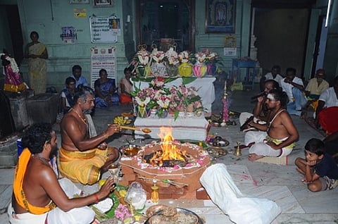 கோயிலில் சிறப்பு யாகம் நடத்திய சிவாச்சாரியாா்கள்.