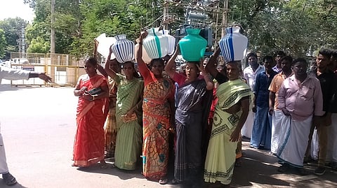 ராமநாதபுரம் ஆட்சியா் அலுவலகத்துக்கு திங்கள்கிழமை குடிநீா் கோரி காலிக்குடங்களுடன் வந்த தேவிபட்டினம் காந்தி நகா் பகுதி பெண்கள்.