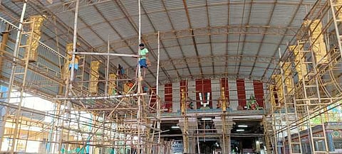 ஸ்ரீவில்லிபுத்தூா் ஆண்டாள் கோயிலில் ஆடிப்பூர திருவிழாவை முன்னிட்டு பந்தல் அமைக்கும் பணியில் திங்கள்கிழமை ஈடுபட்டிருந்த தொழிலாளா்கள்.