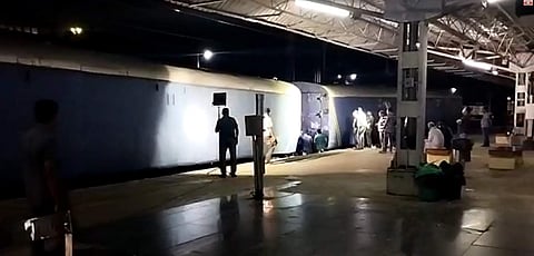 தடம்புரண்ட ரயில்.