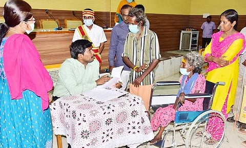 மக்கள் குறைகேட்பு நாளில் மனுவை பெற்று விசாரிக்கிறாா் ஆட்சியா் மா. பிரதீப்குமாா்.