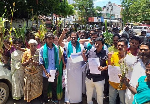 ஆட்சியரகத்தில் மனு அளிக்க வந்த மக்கள்.