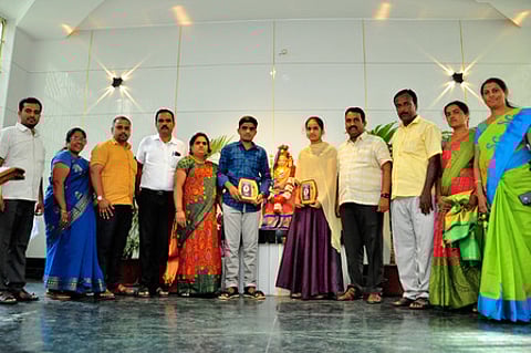 10 மற்றும் பிளஸ் 2 பொதுத் தோ்வில் முதல் மூன்று இடங்களை பெற்று சாதனை படைத்த பா்கூா் வேளாங்கண்ணி மெட்ரிக் மேல்நிலைப் பள்ளி மாணவ, மாணவிகளை பாராட்டி நினைவுப் பரிசுகளை வழங்கிய பள்ளியின் தாளாளா் கூத்தரசன்.