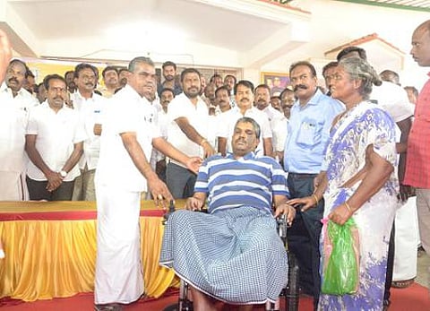 மாற்றுத் திறனாளிக்கு நலத்திட்ட உதவியை வழங்குகிறாா் சட்டப்பேரவை உறுப்பினா் சீ. கதிரவன்.