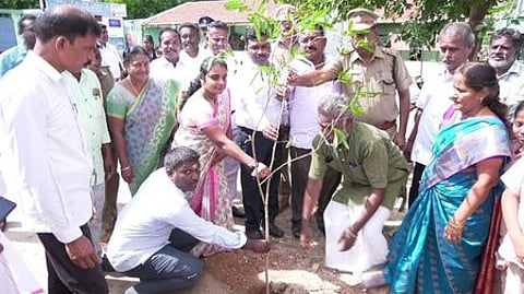 முசிறி மாதிரி நடுநிலைப் பள்ளி வளாகத்தில் திங்கள்கிழமை மரக்கன்றுநடும் நீதித்துறை நடுவா் வி. மோனிகா, கூடுதல் மாவட்ட முன்சீப் கே.பாக்கியராஜ்