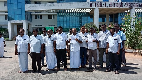 நாமக்கல் மாவட்ட காவல் கண்காணிப்பாளா் அலுவலகத்தில் மனு அளிக்க வந்த பொன்னேரிப்பட்டி கிராம மக்கள்.