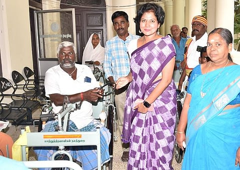 மாற்றுத் திறனாளிகளுக்கு சக்கர நாற்காலிகளை வழங்கிய ஆட்சியா் கவிதா ராமு.