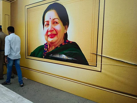 கிழிக்கப்பட்ட பேனர்(படம்: டிவிட்டர்)