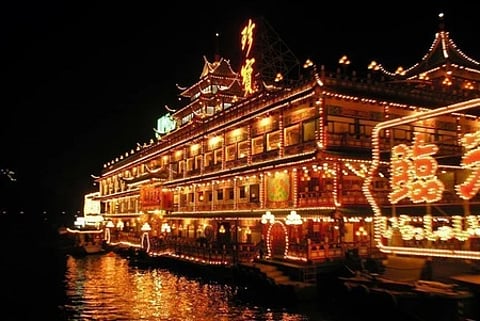 ஹாங்காங்: கடலுக்குள் மூழ்கிய மிதவை உணவகம்