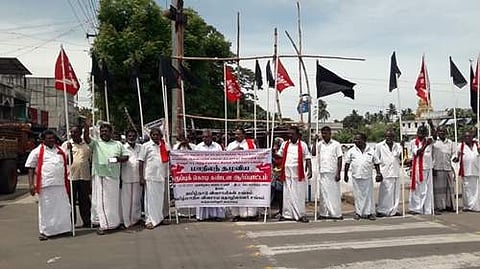 கூத்தாநல்லூர்: கர்நாடக அரசைக் கண்டித்து இந்திய கம்யூ. கருப்புக் கொடி ஆர்ப்பாட்டம்