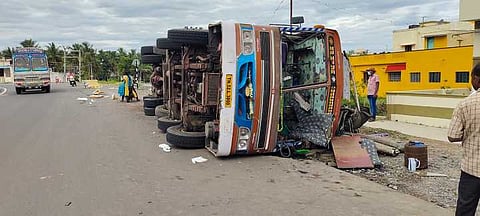 சரக்கு லாரி கவிழ்ந்து விபத்து