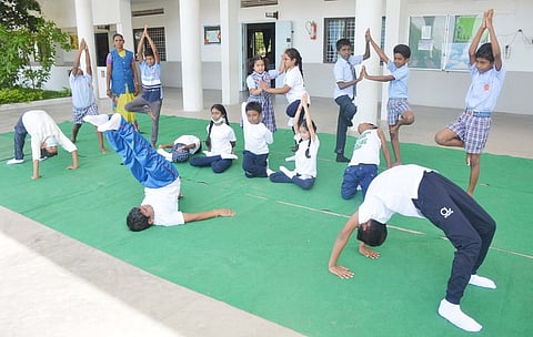 கிருஷ்ணகிரி, பாரத் இன்டா்நேஷனல் சீனியா் செகண்டரி சிபிஎஸ்இ பள்ளியில், சா்வதேச யோகா தினத்தையொட்டி பயிற்சியில் ஈடுபட்ட மாணவ, மாணவிகள்.