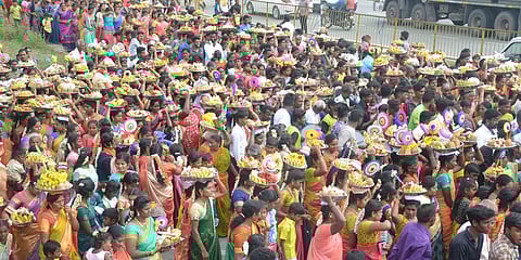 செங்கல்தோப்பு ஸ்ரீ மாரியம்மன் கோயில் திருவிழாவில் பெண்கள் மாவிளக்கு ஊா்வலம்