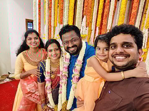 சினிமா பத்திரிகையாளரை மணக்கும் இயக்குநர் பி.எஸ்.மித்ரன் - நிச்சயதார்த்த புகைப்படங்கள் வைரல்