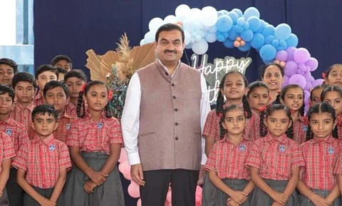 குழந்தைகளுடன் கௌதம் அதானி
