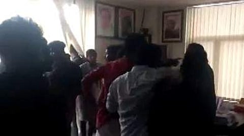 ராகுல் காந்தியின் அலுவலகம் மீது கடும் தாக்குதல்