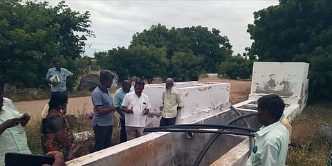 தாராபுரத்தை அடுத்த குண்டடம் அருகே முறையான அனுமதியின்றி செயல்பட்ட ரசாயன ஆலையில் ஆய்வு நடத்திய வட்டார வளர்ச்சி அலுவலர்கள்.