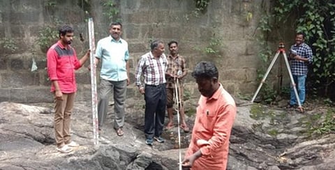 முல்லைப் பெரியாறு அணையிலிருந்து தண்ணீா் செல்லும் இரைச்சல் பாலத்தில் பொறியாளா்கள் ஆய்வு