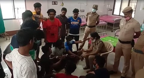 திருச்சி அரசு மருத்துவமனையில் உள்ளிருப்புப் போராட்டத்தில் ஈடுபட்ட இலங்கை தமிழர்கள்.