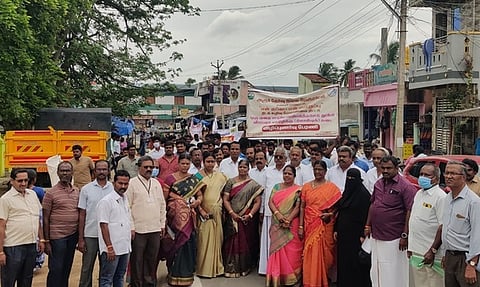 அரூரில் சனிக்கிழமை நடைபெற்ற திடக்கழிவு மேலாண்மை குறித்த விழிப்புணா்வு ஊா்வலம்.