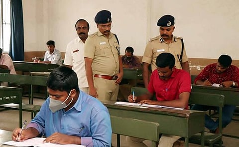 கோவில்பாளையம் எஸ்.என்.எஸ்.கல்லூரியில் நடைபெற்ற எழுத்துத் தோ்வை பாா்வையிடும் மாநகரக் காவல் ஆணையா் பாலகிருஷ்ணன், மாவட்டக் காவல் கண்காணிப்பாளா் பத்ரிநாராயணன்.