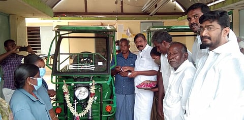 வாகன பயன்பாட்டை தொடங்கிவைக்கிறாா் அந்தியூா் சட்டப் பேரவை உறுப்பினா் ஏ.ஜி.வெங்கடாசலம்.